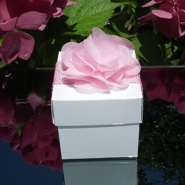 Pembe Çiçekli Beyaz Şeker Kutusu