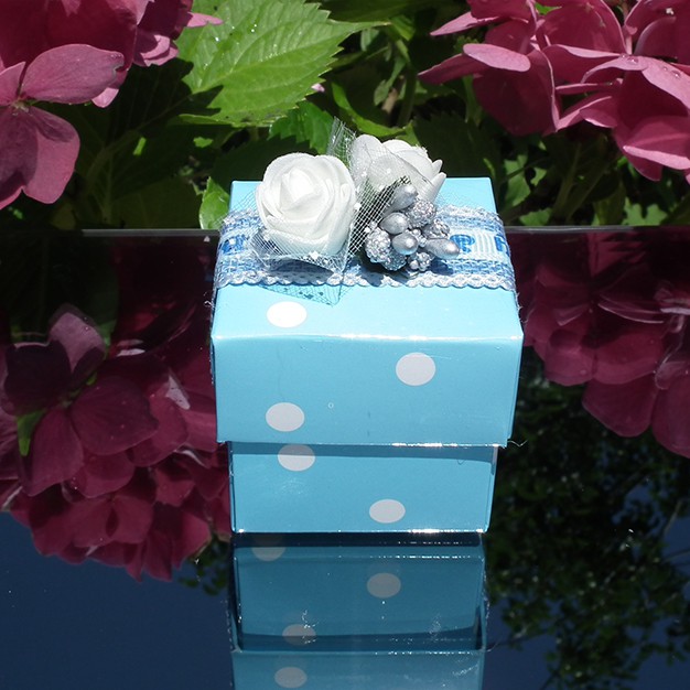 Beyaz Çiçekli, Puantiyeli Mavi Şeker Kutusu