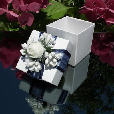 Beyaz Çiçekli Beyaz Şeker Kutusu