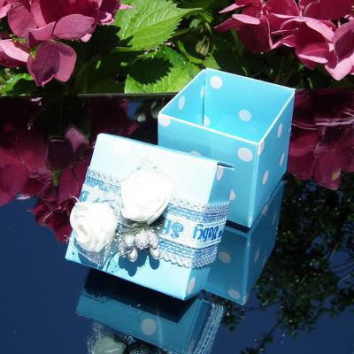 Beyaz Çiçekli, Puantiyeli Mavi Şeker Kutusu